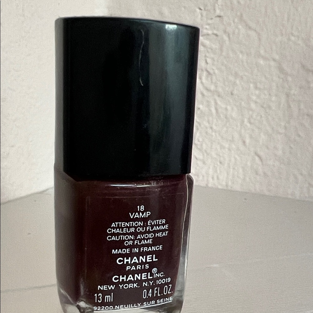 CHANEL Le Vernis in Vamp - Picture 4 of 6